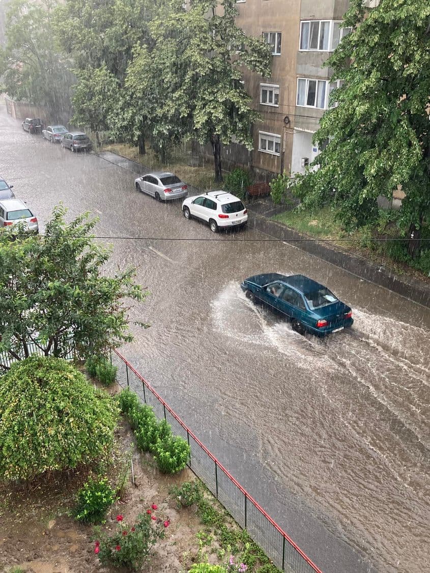 Strada Leonardo DaVinci din Oradea, în mai 2023, după o ploaie torențială. Foto: Rada David/Facebook