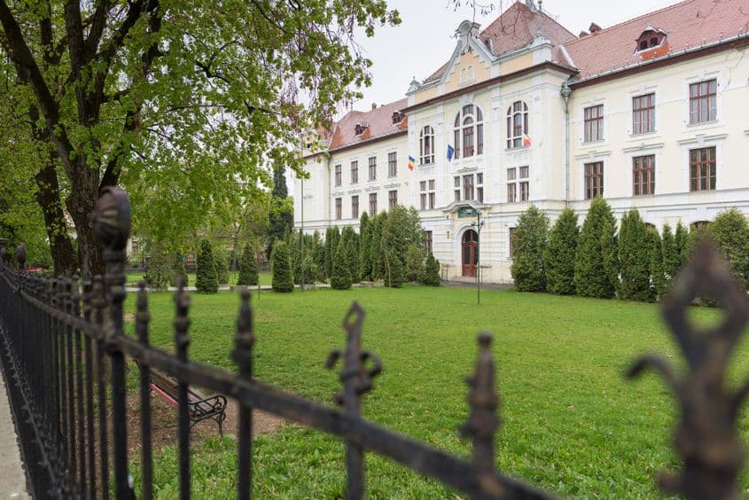 Clădirea în care funcționează acum cele două licee, unul cu predare în română, altul cu predare în maghiară.