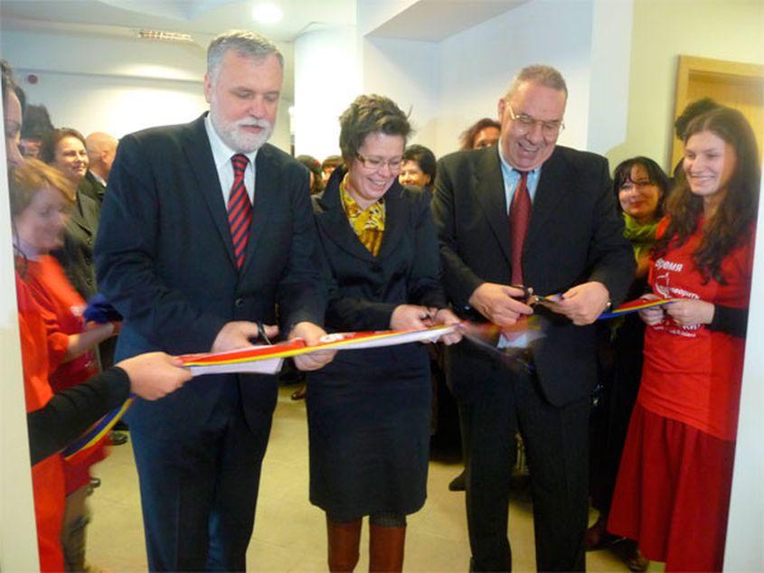 Rectorul UBB Andrei Marga și ataşatul cultural Natalia Mujenikova inaugurează Centrul Rus de la Cluj. 2018. Sursa foto: Ambasada Federației Ruse în România