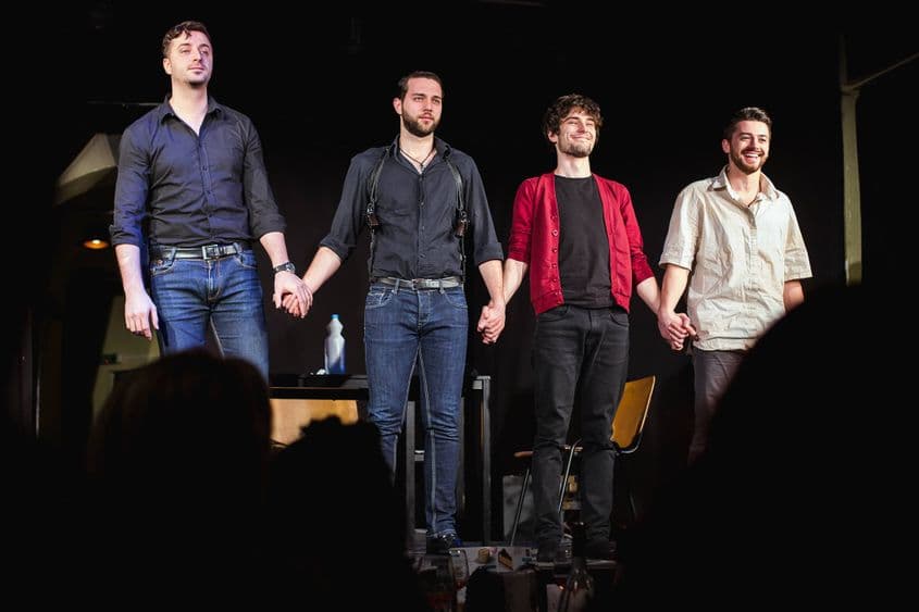 Cosmin Dominte (primul din stânga), alături de George Lepădatu, Rareș Andrici și Tudor Andronic în „Omul pernă”, la Godot. Foto: Arhiva personală