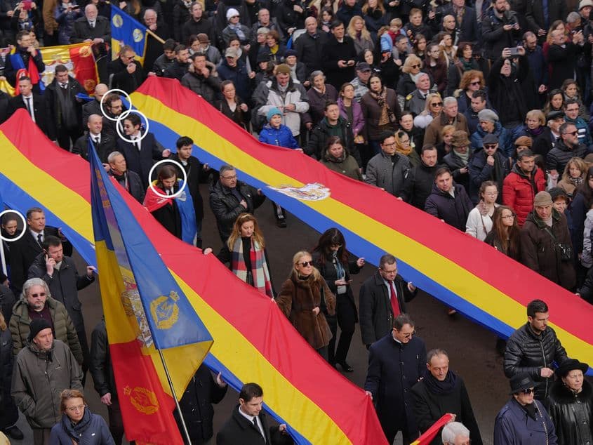 Câțiva tineri monarhiști apar în această imagine de la funeraliile Regelui Mihai. De la stânga la dreapta, marcați cu cerculeț alb: Irina Cristea, Răzvan Apetrei, Tudor Vișan-Miu și Alin Borcea. Foto: Lucian Muntean