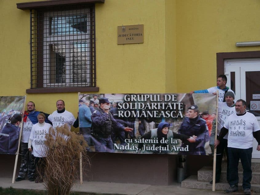Membri ai Grupului format de Adrian Grigoriu, în fața Judecătoriei Ineu.