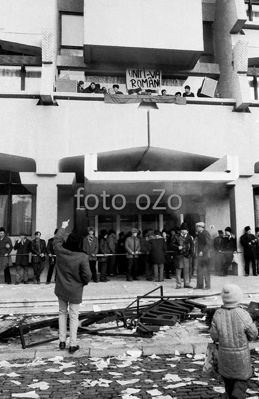 Puțini, foarte puțini botoșăneni au îndrăznit să vină la sediul Comitetului Județean de partid înainte ca piața să fie ocupată de coloanele organizate ale muncitorilor.