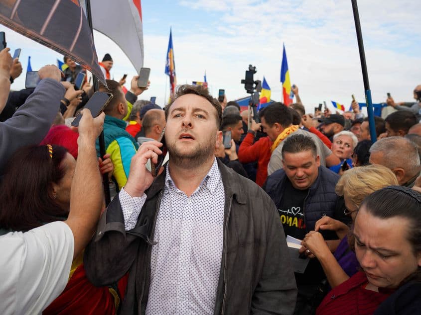 Alin Dat, un candidat plimbat de PMP prin politică, a ajuns șoferul lui Călin Georgescu. Foto: Raul Ștef