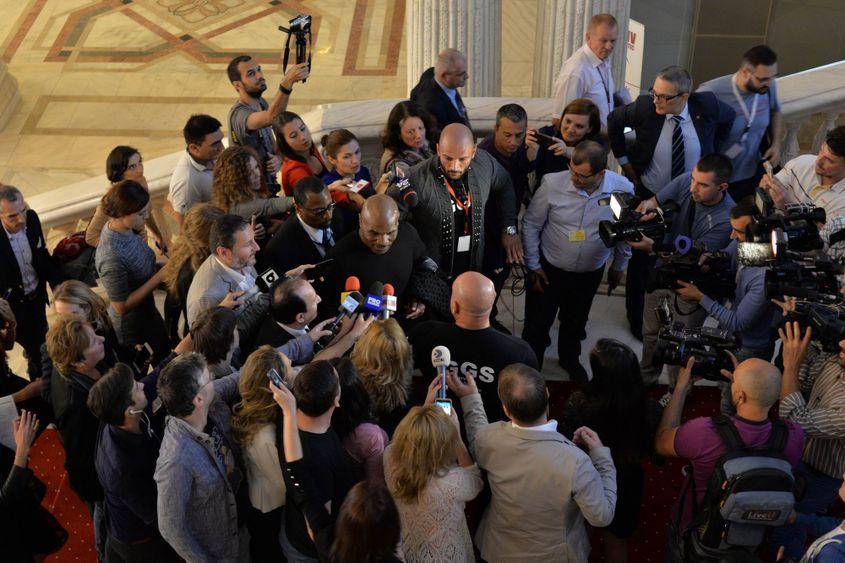Mike Tyson în vizită la Parlamentul României. Foto: Lucian Muntean