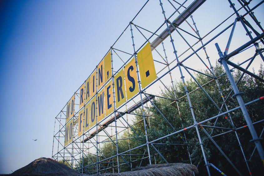 Mesajele de la Electric Castle au venit și la Tuzla. <em>Foto: Ioana Epure</em>