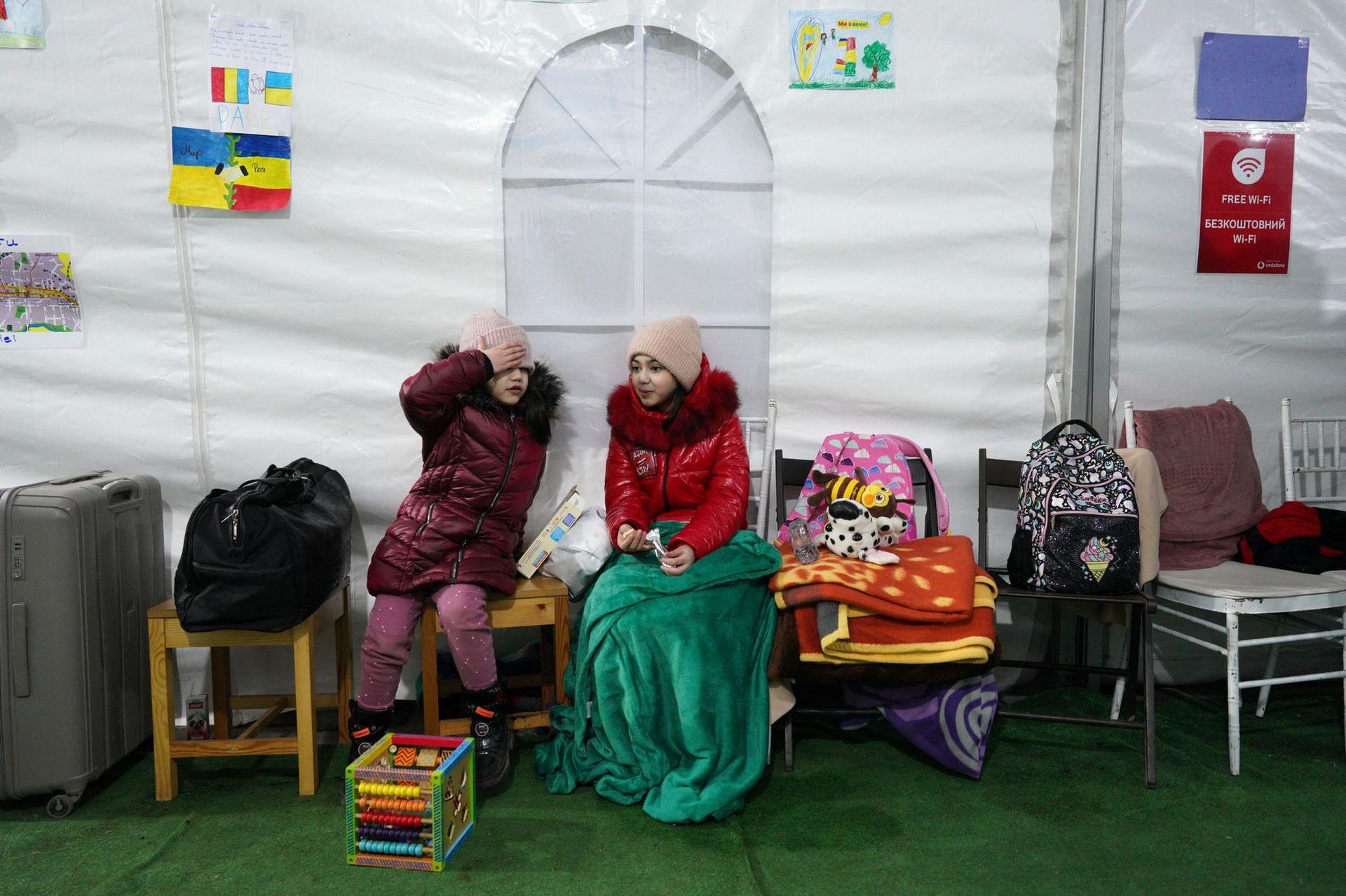 Copiii primesc și jucării care să le mai reducă din stres. Foto: Raul Ștef