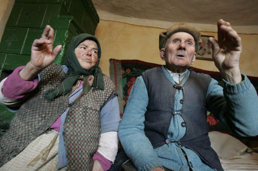 Cuplu de bătrâni din judeţul Giurgiu. Migraţia a depopulat masiv satele ţării, în multe rămânând doar vârstnici care nu mai pot să lucreze pământul. Foto: Lucian Muntean