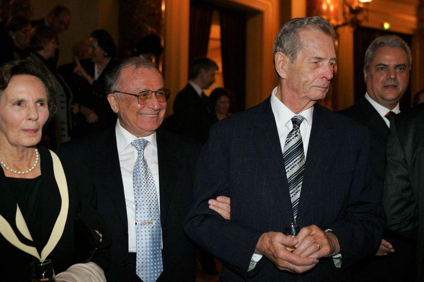 FOTODOCUMENT. Doi rivali ai istoriei noastre recente, Regele Mihai și Ion Iliescu. Fotografia este din 2006, când Ion Iliescu a participat la spectacolul de la Ateneu organizat în onoarea Regelui, care împlinea 85 de ani. Foto: Lucian Muntean