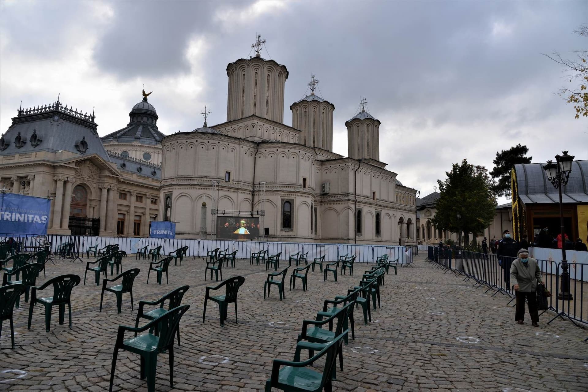 Măsurile de precauție luate de Patriarhie au permis distanțarea socială în aer liber a credincioșilor. București, 26 octombrie 2020. Foto Lucian Muntean