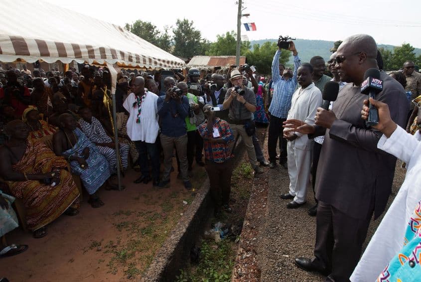 Tudor Vintiloiu, pe teren cu președintele ghanez John Mahama. Fotografie din arhiva personală