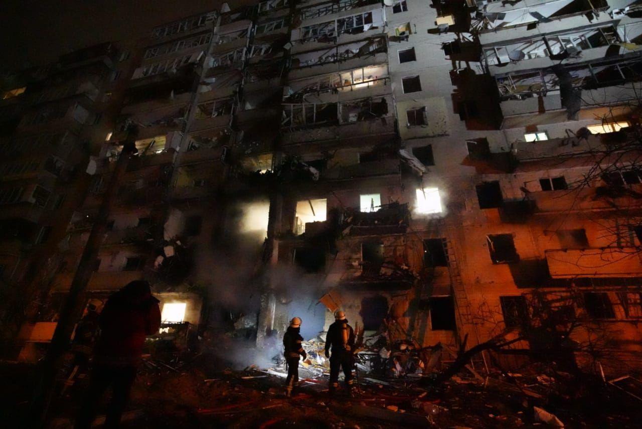 Pompieri ucraineni încearcă să stingă un incendiu în urma bombardamentelor rusești asupra capitalei ( Ukraine Emergency Ministry - Anadolu Agency )
