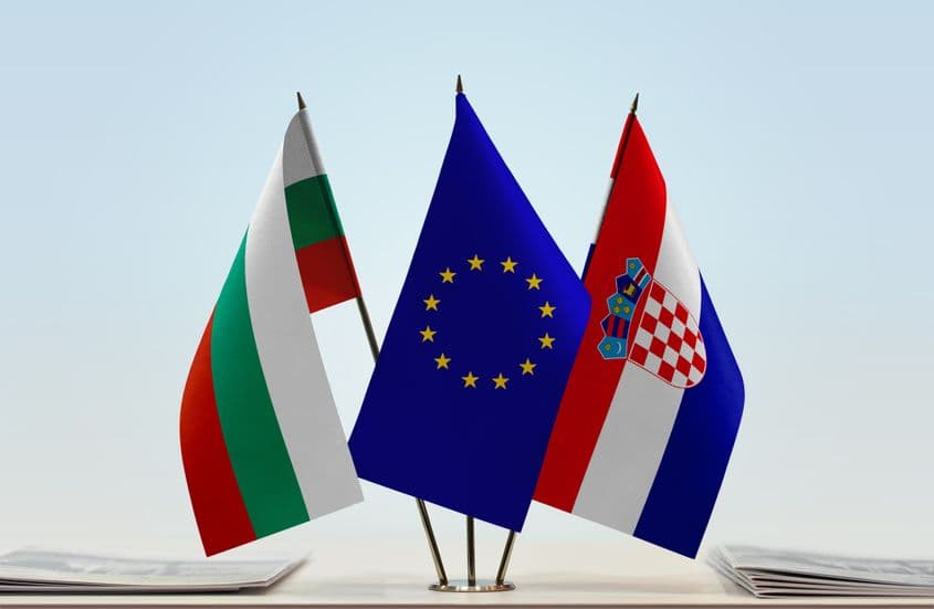 Steagurile Bulgariei, Uniunii Europene și Croației. Foto: © <a target="_blank" href="https://www.dreamstime.com/alexfan32_info">Alexander Filon</a> | <a target="_blank" href="https://www.dreamstime.com/photos-images/bulgaria-croatia-flag.html">Dreamstime.com</a>