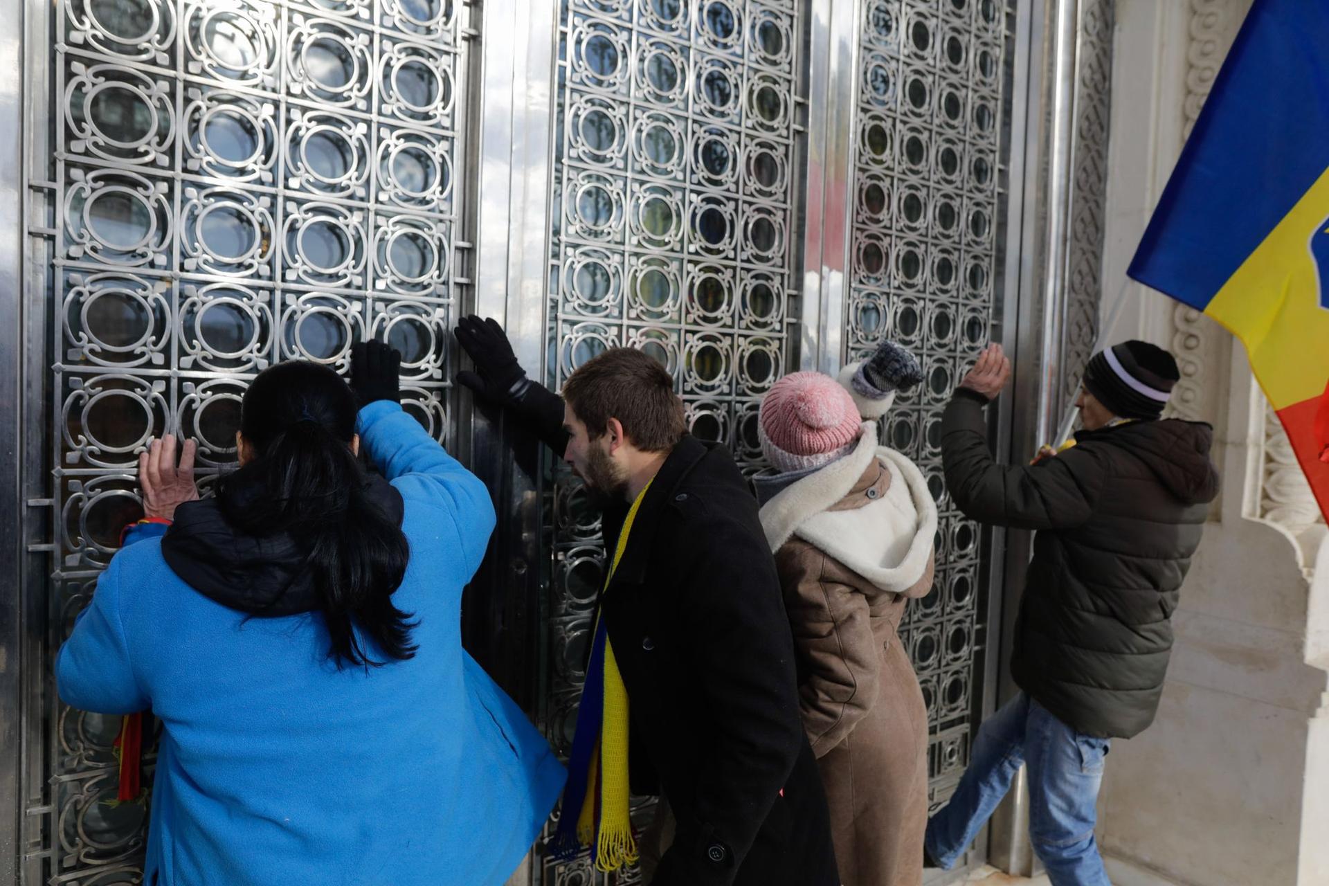 Protestatari care solicită retragerea PLX 545, care reglementează introducerea certificatului verde în Romania, au intrat în curtea Senatului României, în București, 21 decembrie 2021. Inquam Photos / George Calin