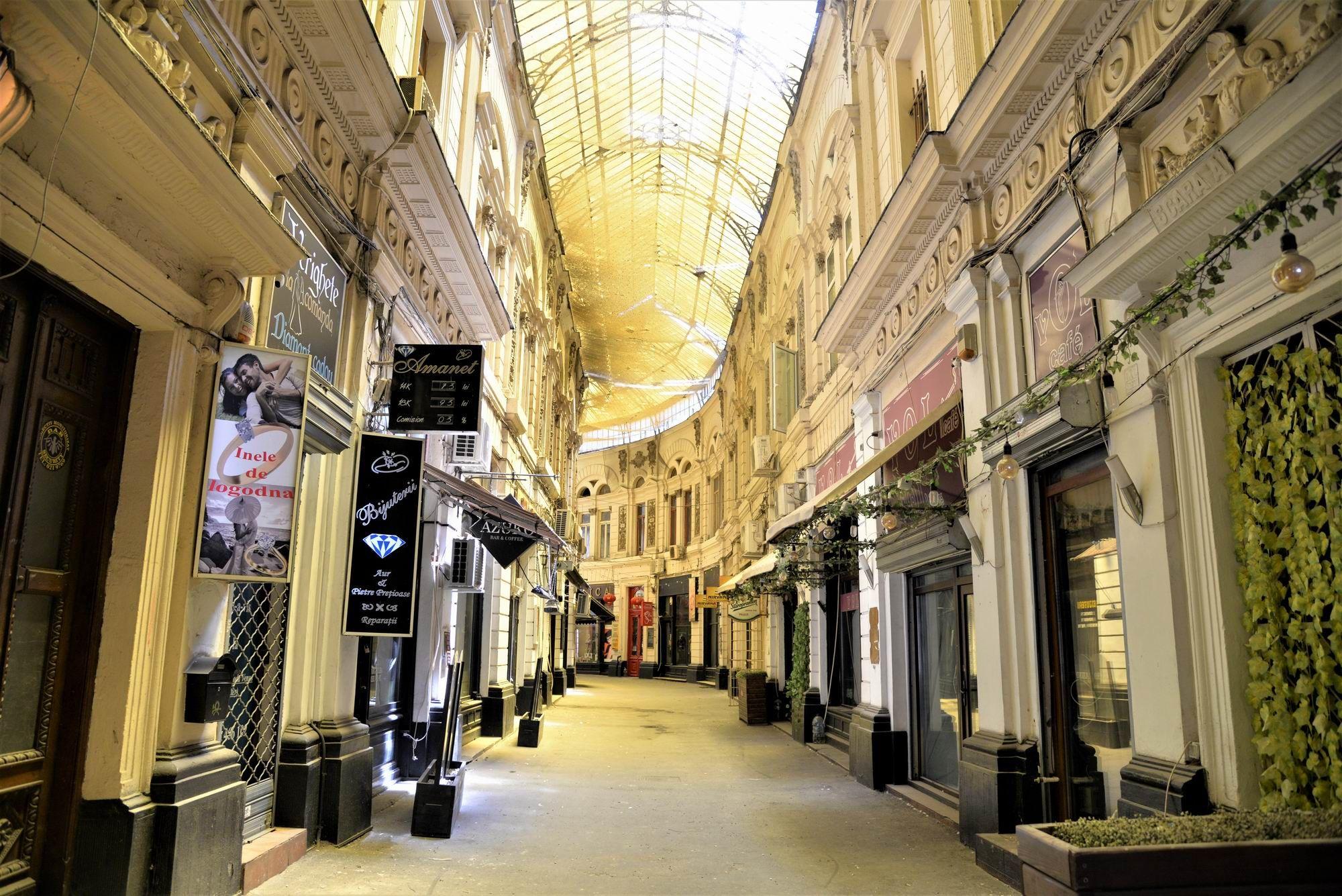 Toate spațiile interioare, atât de mult căutate altădată, sunt acum închise și pustii. Foto: Lucian Muntean