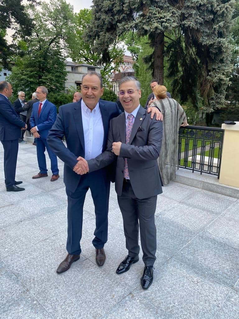 Bruno Mihăilescu îi strânge mâna lui Vasile Bleotu, directorul financiar al Fondului de Garantare a Depozitelor Bancare