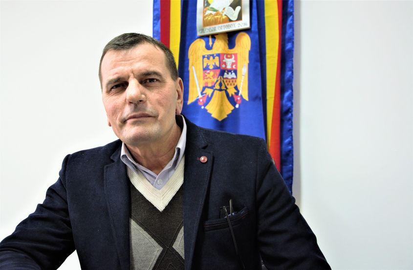 Primarul Toader Leampăr, ctitorul Lupoaicei din curtea primăriei. Și cam atât.