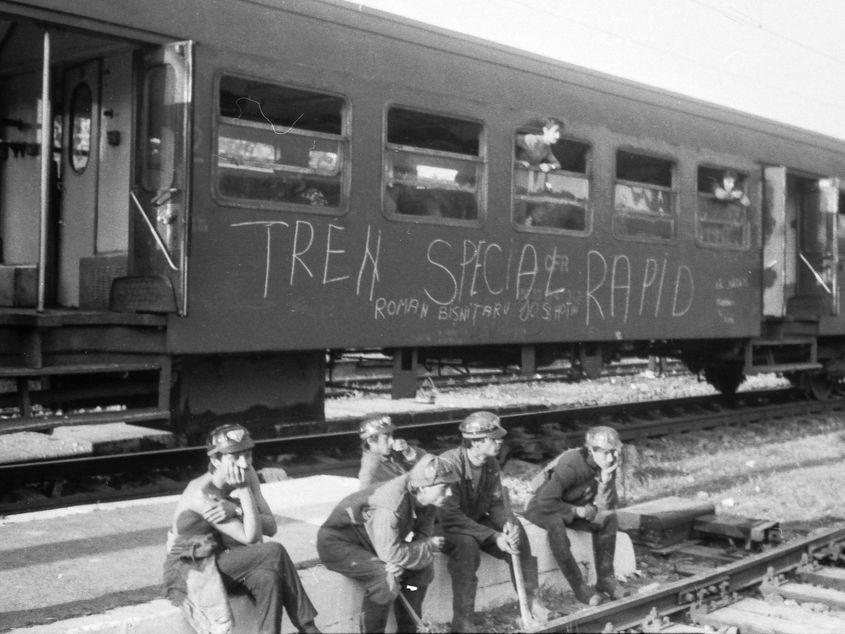 Minerii duşi cu trenurile la Bucureşti în vara lui 1990 au fost hrăniți de către Ministerul Apărării Naționale, la solicitarea Guvernului. Foto: Mediafaxfoto