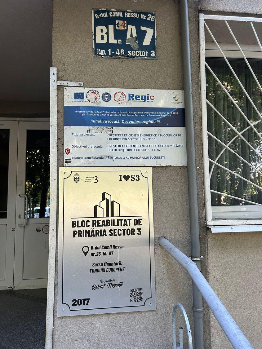 Plăcuța de informare care anunță reabilitarea unui bloc din Sectorul 3, București Foto: Bianca Dragomir