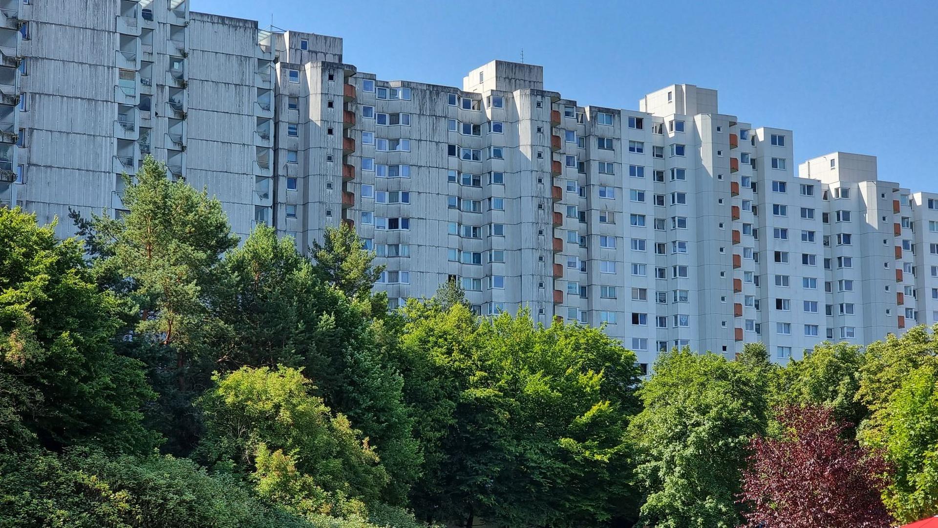 UE are un întreg program de incubare și realizare de proiecte urbane (<a target="_blank" rel="noreferrer noopener" href="https://pressone.ro/un-nou-bauhaus-european/" target="_blank">New Bauhaus</a>) care să reușească să transforme rapid cartierele sărace, care produc extremism, în cartiere în care să-ți placă să trăiești, iar frustrările să fie reduse. În imagine, cartierul muncitoresc Neuperlach din Munchen, Germania, care a intrat într-un proces de reabilitare și înverzire. Foto: Adrian Mihălțianu