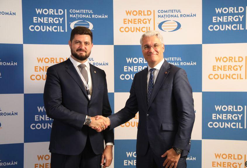 Dorin Junghietu, la Simpozionul Român al Energiei (SIREN) 2025, alături de Dragoș Pîslaru, ministru al Investițiilor și Proiectelor Europene. Oficialul moldovean a subliniat rolul esențial al României în sprijinirea Republicii Moldova în tot ce înseamnă procesul de consolidare a securității energetice naționale și a integrării europene. Foto: Ministerul Energiei al Republicii Moldova