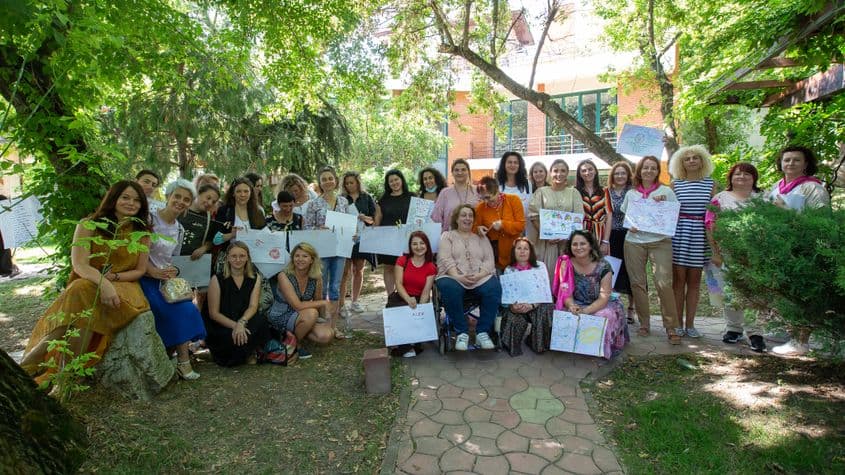 „Rețeaua este un serviciu unde trebuie să stai în legătură cu persoanele care intră în comunitate, să aflăm unde au ajuns, care este situația lor. La fel și pentru cele care participă la atelierele noastre”, spune psihologa Enikő Gáll, de la A.L.E.G. <em>Foto: Ana Coleasa, A.L.E.G.</em>