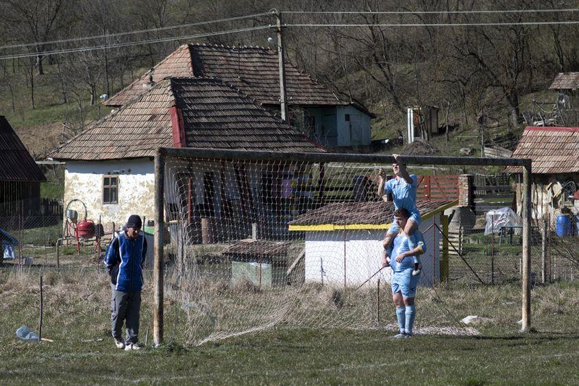 Dudu își ajută un coechipier să prindă plasele porților.
