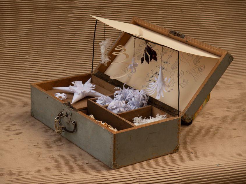 Cutia Bradul Copilăriei, o parte din lucrarea care va fi licitată în scopuri caritabile