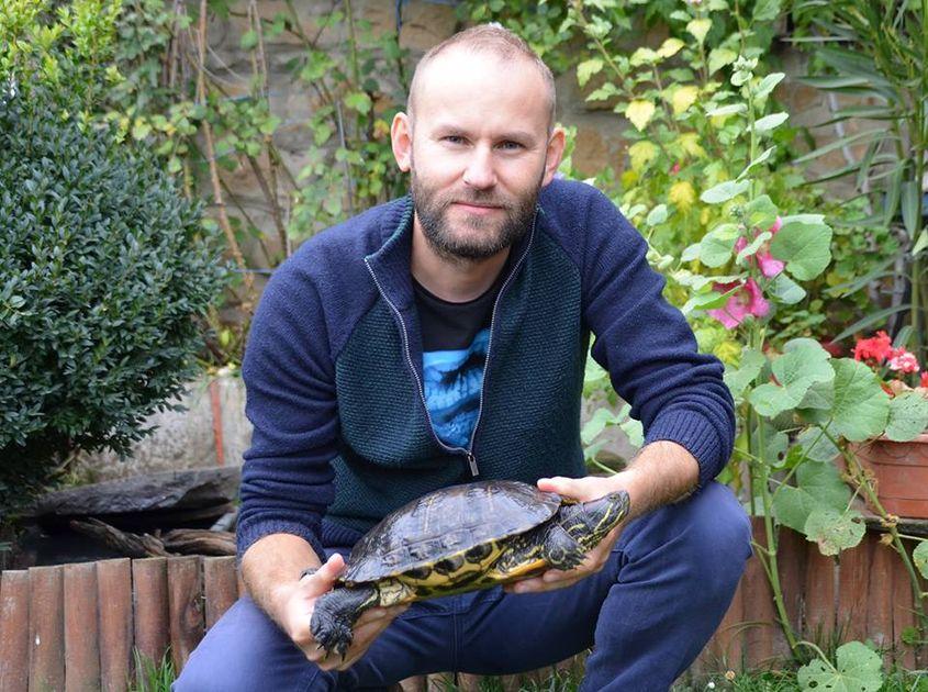 Biologul Tibor Sos și o țestoasă de Florida cu tâmple roșii pe care a adoptat-o. Foto: Arhiva personală