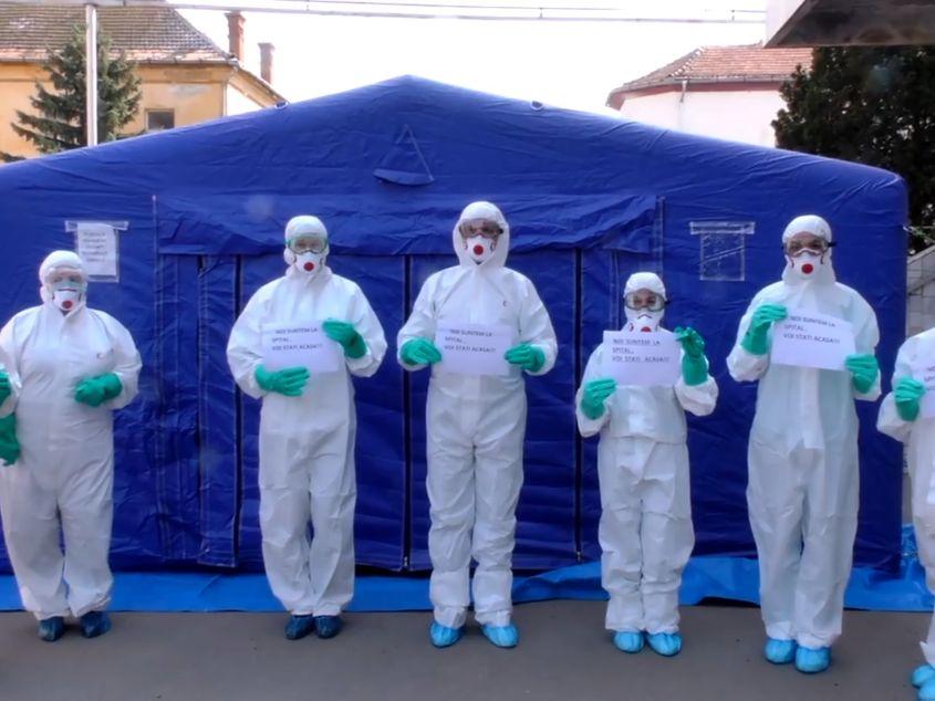 Doctorii de la Spitalul din Turda scoși la paradă de Primărie, care a făcut rost de echipamente de protecție. Foto: printscreen dintr-un film realizat de Primăria Turda.