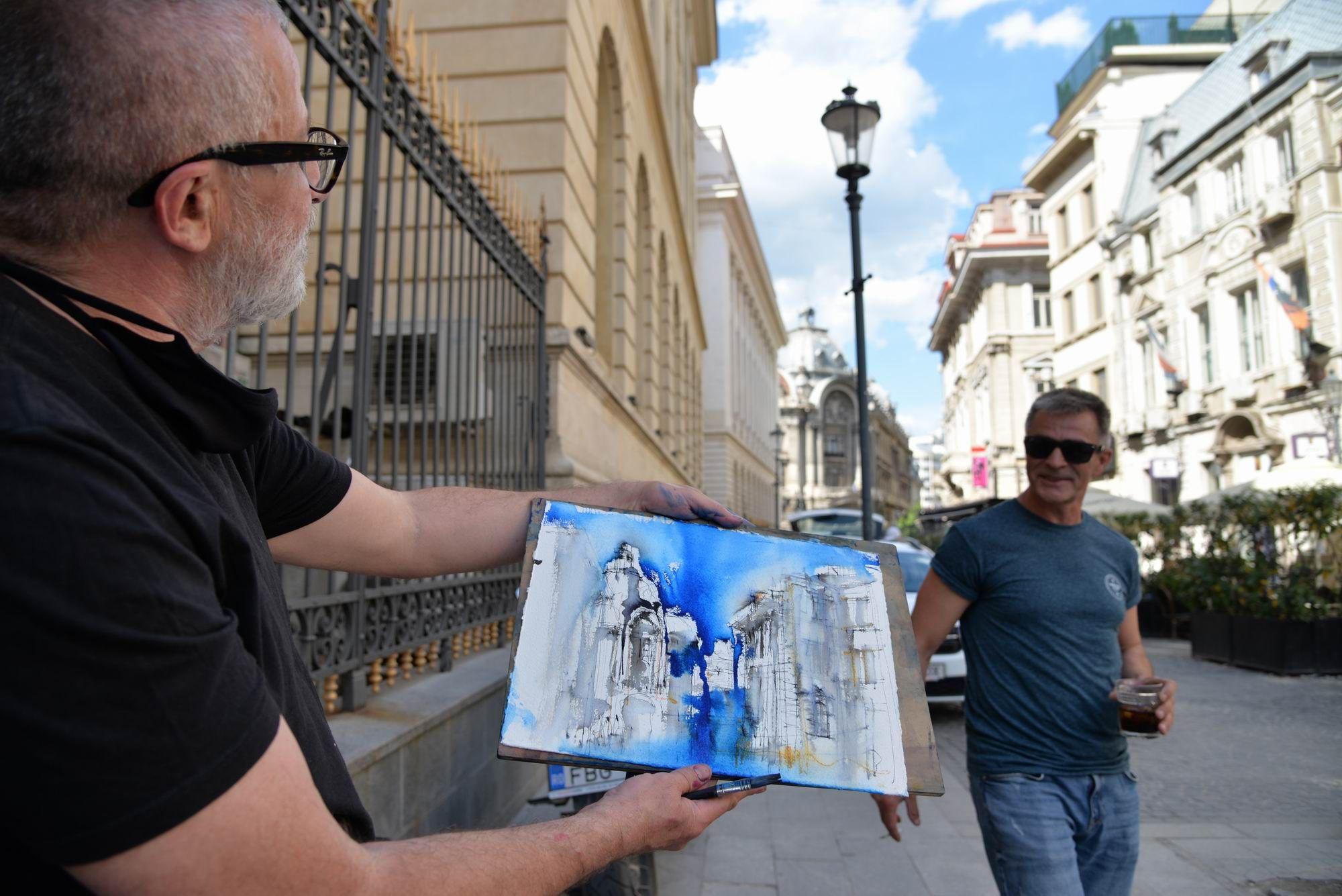 Mugur Popa pictează în acuarelă arhitectura clădirilor din Centrul Istoric al Capitalei. Foto Lucian Muntean