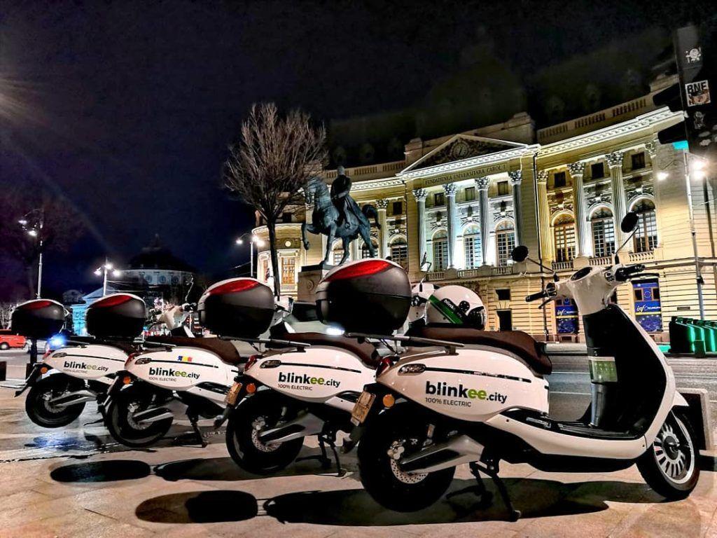 Avantajul unui scuter este că pe un singur loc de parcare pot fi parcate până la trei scutere FOTO Facebook Blinkee City România