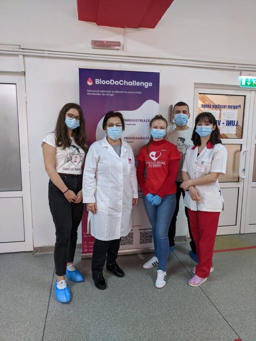 Vizită la Centrul de Transfuzie Sanguină Alba-Iulia. În fotografie sunt (de la stânga la dreapta): Paula Gal, Ana Savu, director al Centrului de Transfuzie, o voluntară de la "Donează sânge, fii erou!", Alex Oancea și Anca Bojan, biolog la Centrul de Transfuzie Alba-Iulia