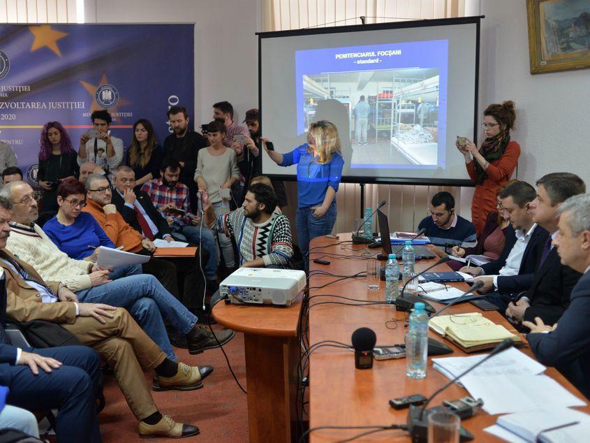 Sala aleasă a fost total nepotrivită pentru dezbatere. Fotografii: Lucian Muntean