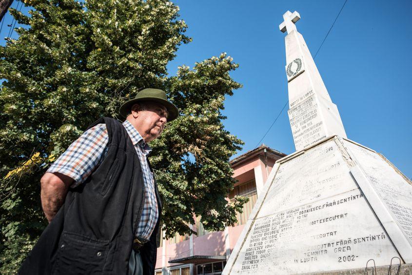 Monumentul din centrul comunei Teregova dedicat luptătorilor anticomuniști se află în stare avansată de degradare.