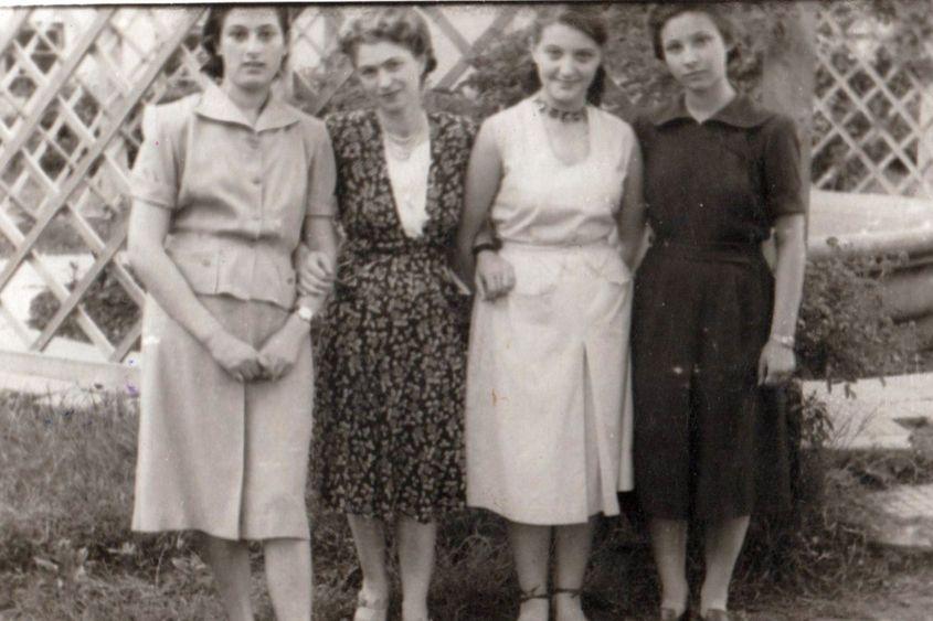 Bianca (stânga), la terminarea liceului „Oltea Doamna” din Iași