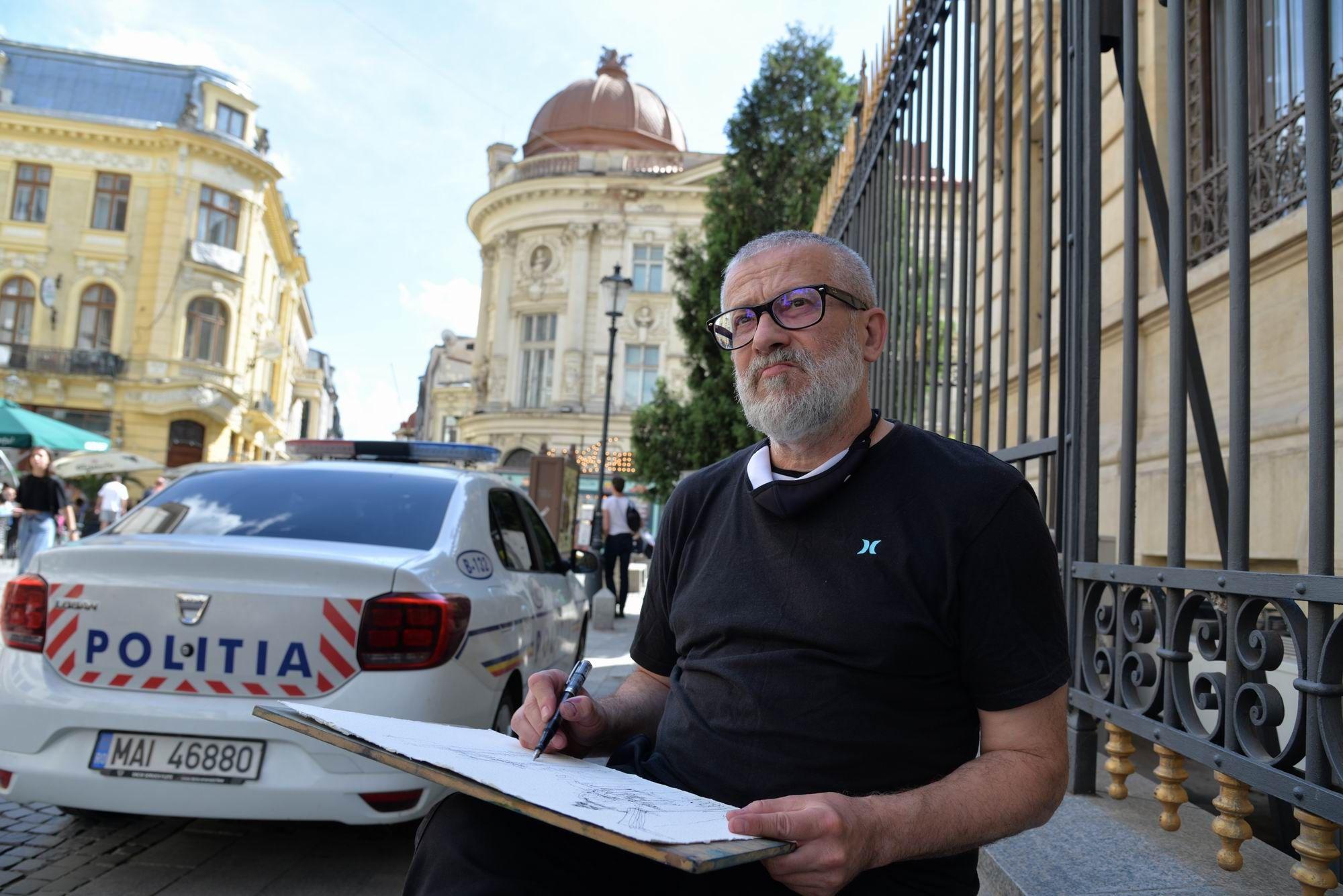 Mugur Popa schițează arhitectura clădirilor din Centrul Istoric al Capitalei. Foto Lucian Muntean