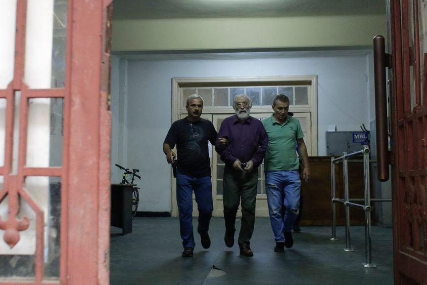 Gregorian Bivolaru este escortat de polițiști către o mașină de poliție, după ce a fost audiat de procurori în dosarul în care este acuzat de trecere frauduloasă a frontierei, in Bucuresti, miercuri, 24 august 2016. Inquam Photos / Octav Ganea