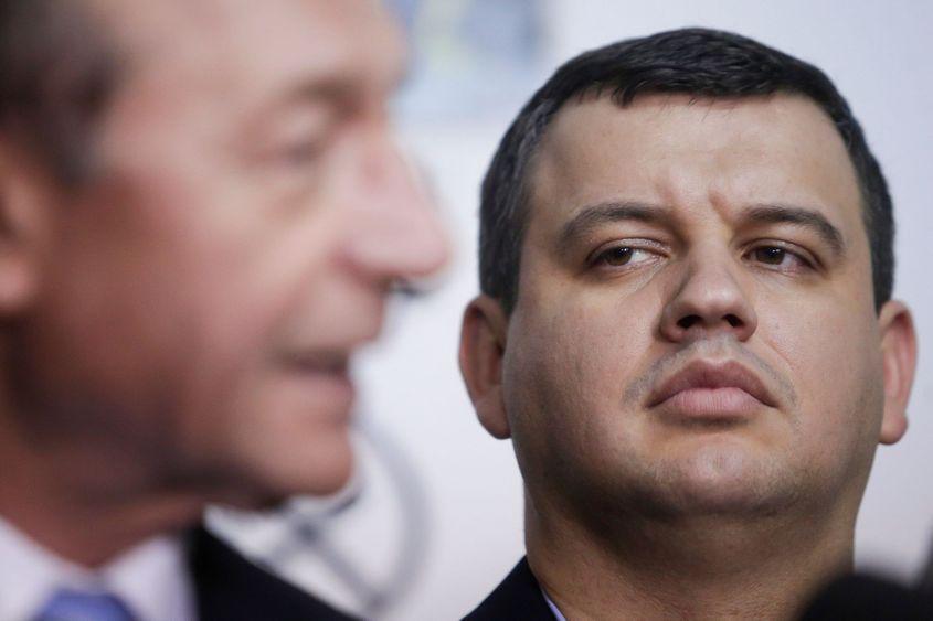 Eugen Tomac in timpul depunerii listelor PMP de candidaţi la Biroul Electoral Municipal, în București, joi 27 octombrie 2016. Inquam Photos / George Călin