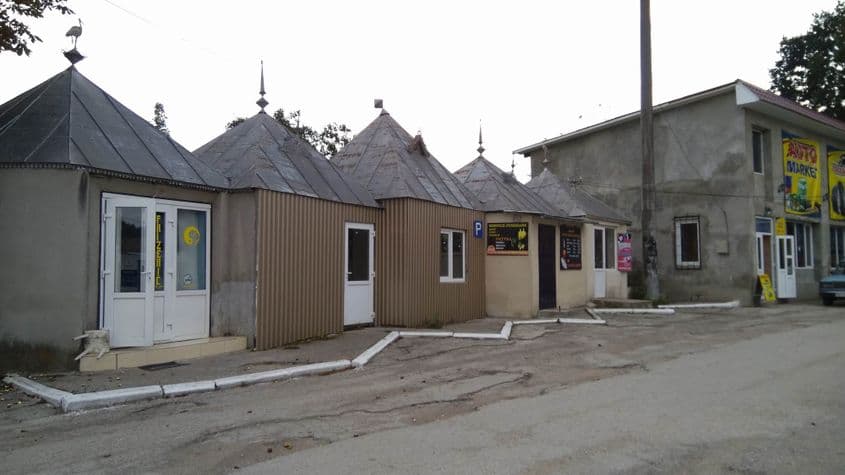 Frizeria din Lipcani, un chioșc de beton cu moț, în curtea unei autogări fără autobuze.