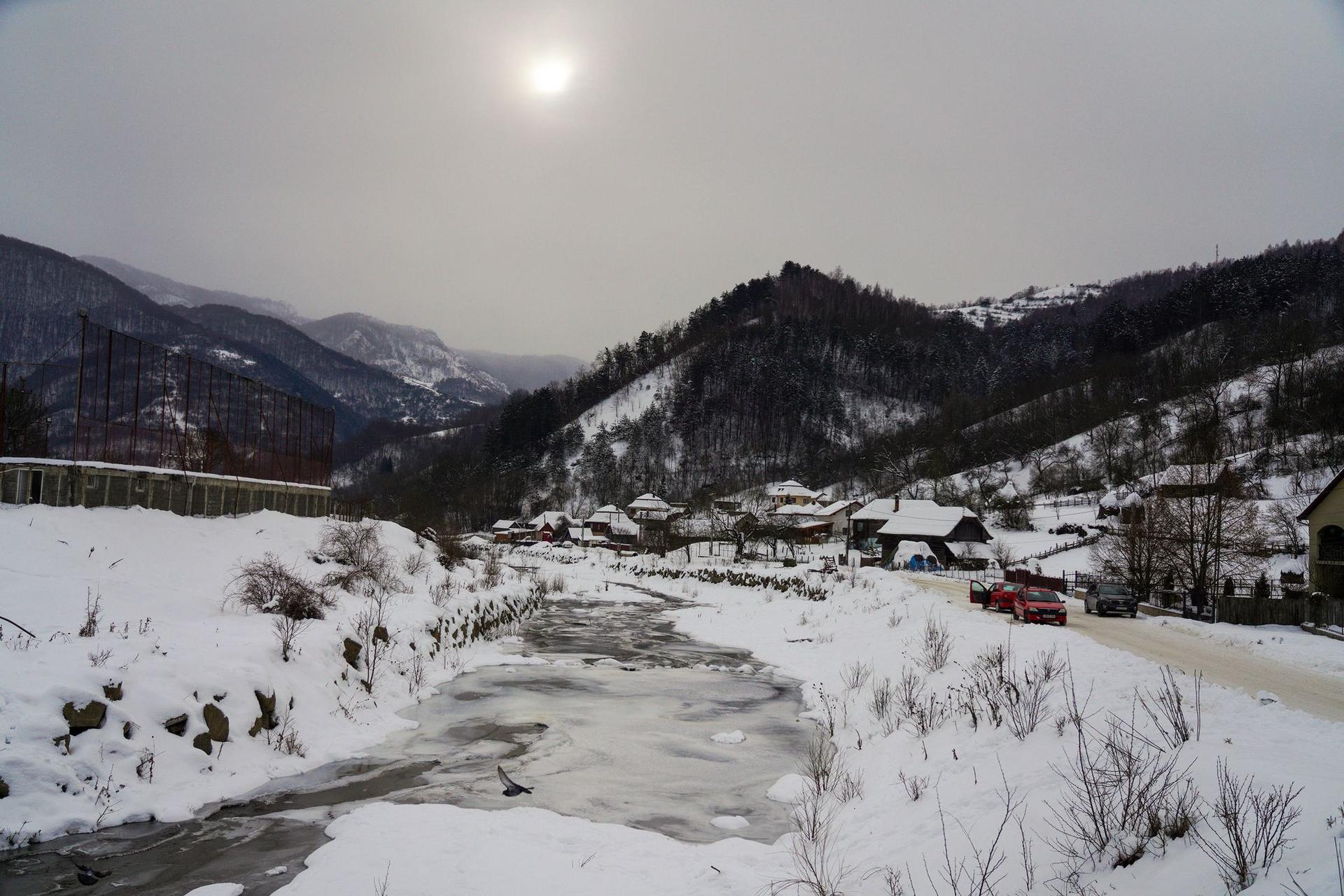 Îngheț și întuneric în mijlocul zilei. Ocoliș, județul Alba, ianuarie 2026. Foto: Raul Ștef