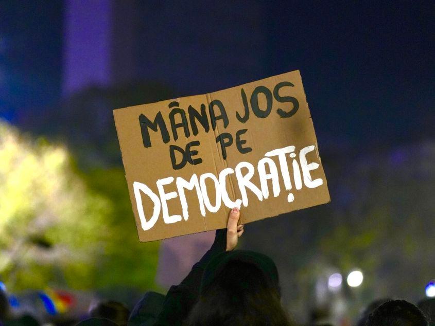 Câteva sute, apoi mii de tineri, s-au adunat seară de seară în centrul Capitalei și au strigat în ritm de tobe împotriva extremismului. foto: PressOne / Bogdan Ghioca