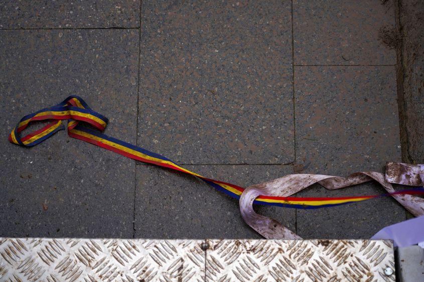 Cordonul tricolor care despărțea aleile din curtea Catedralei de la Alba Iulia, călcat în picioare de manifestanți. Foto: Raul Ștef