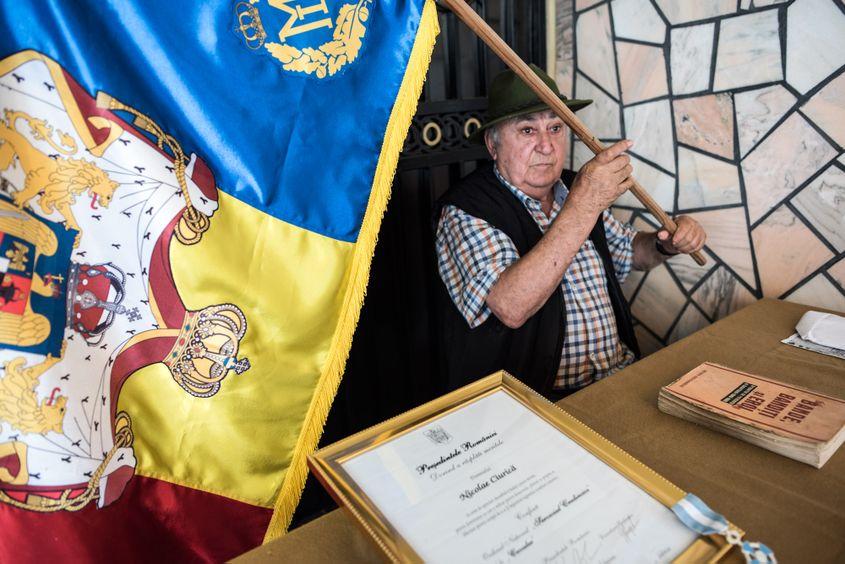 De sărbători, Nicolae Ciurică arborează tricolorul cu însemnele monarhiei.