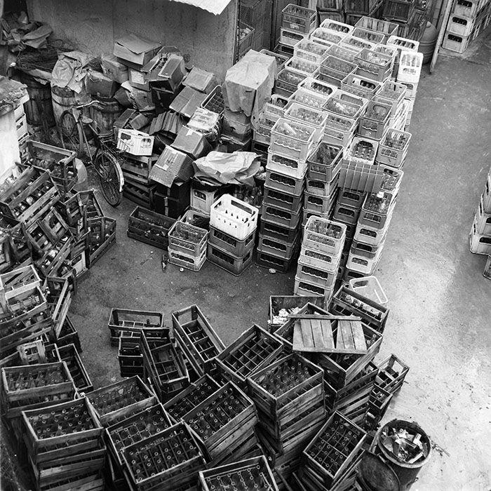 Colectarea sticlelor în anii ’80. O sticlă goală de 500 de mililitri valora un leu, una de lapte sau de șampanie – 3 lei, iar un borcan, 80 bani. Sticlele și borcanele predate trebuiau să fie spălate, fără miros, fără etichetă și neciobite. Foto: Arhiva Minerva