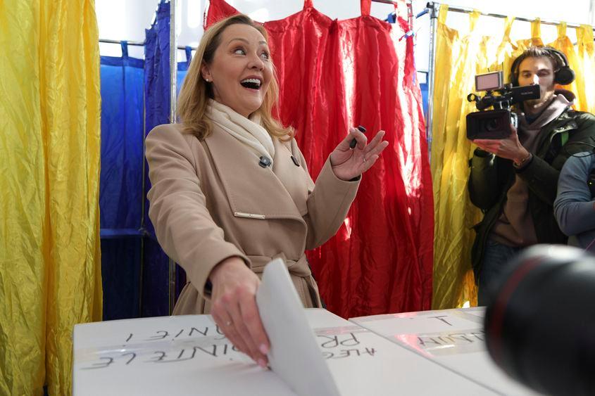 Candidatul USR la funcția de președinte, Elena Lasconi, votează în primul tur al alegerilor prezidențiale, în București, 24 noiembrie 2024. Inquam Photos / Octav Ganea