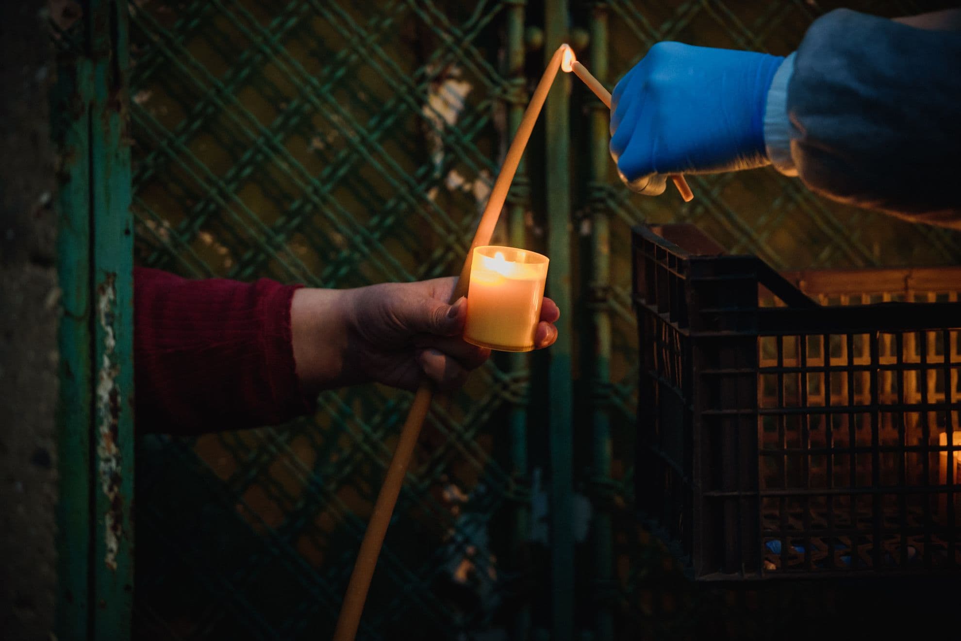 Lumina trece prin garduri, porți, uși.