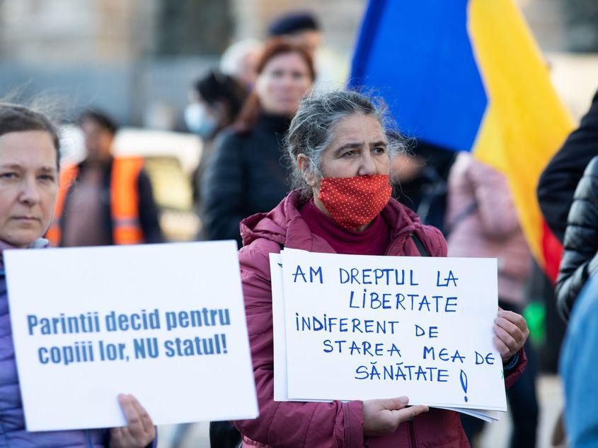 Câteva zeci de persoane participă la un protest anti-vaccinare Covid la Cluj-Napoca, sâmbătă 23 octombrie 2021. Foto: Melinda Nagy, Inquam Photos