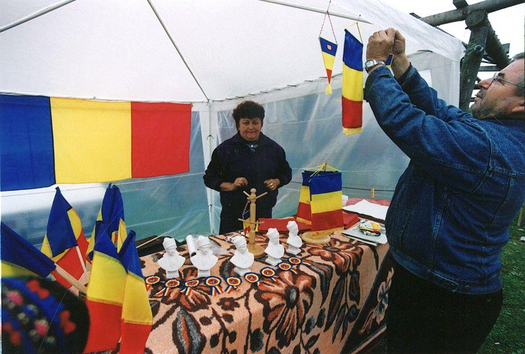 La târgul tradițional de la Negreni, doamna Ana și soțul ei au un stand centrat exclusiv pe culorile naționale și statuete cu Avram Iancu.