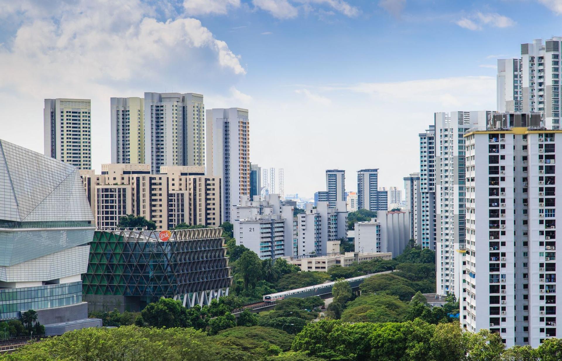 Imobilele rezidențiale din Singapore sunt foarte înalte și ocupă puțin loc la sol. Acesta este dedicat parcurilor, pentru a compensa densitatea enormă de locuitori pe km2. Foto: © Dongli Zhang | Dreamstime.com